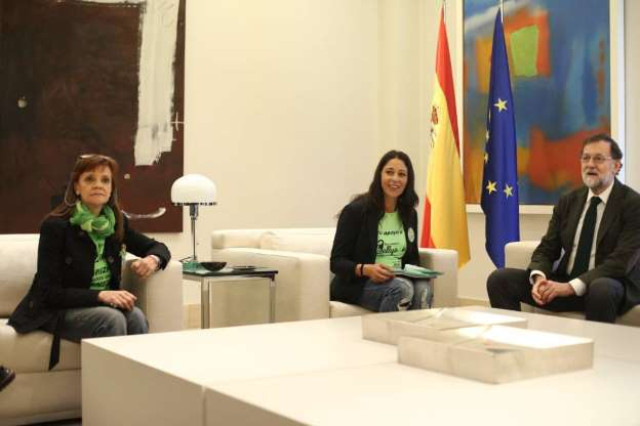© EUROPA PRESS Mariano Rajoy, con una representación del colectivo de las camareras de piso. 