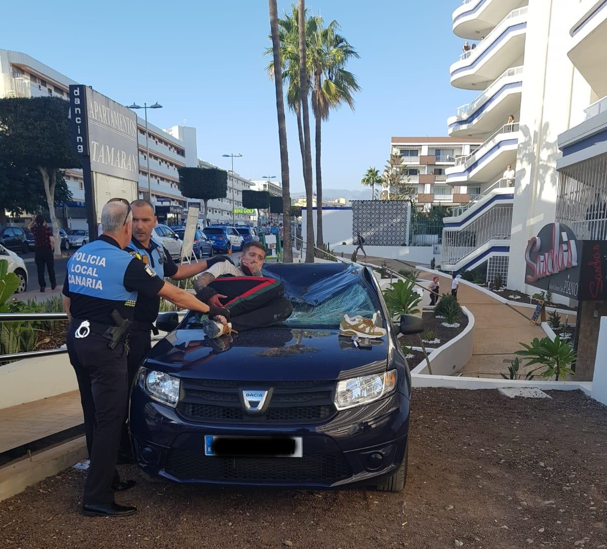 Un Ciudadano Britanico Se Tira De Un 4º Piso En Unos Apartamentos De Playa Del Ingles Gran Canaria Y Resulta Ileso