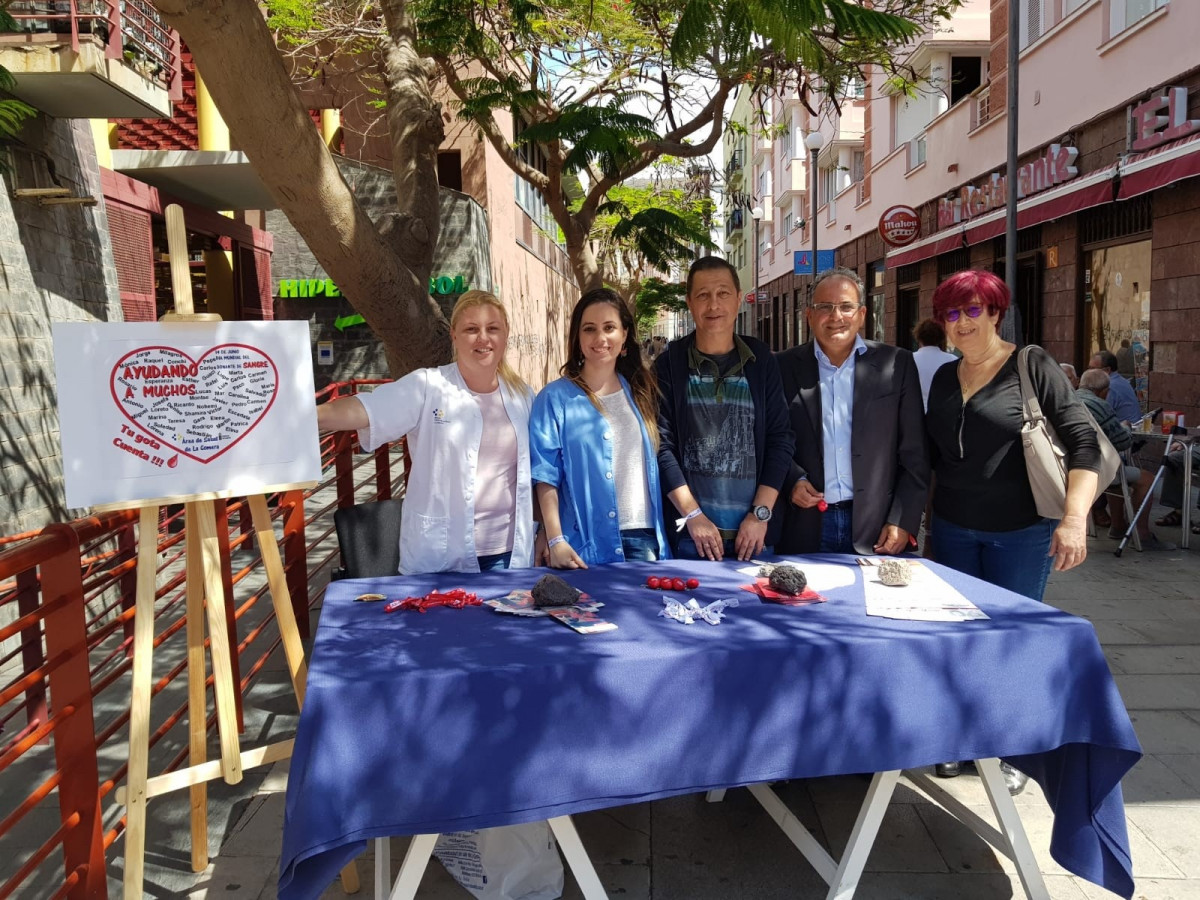 Mesa informativa en el mercado municipal de San Sebastiu00e1n de La Gomera