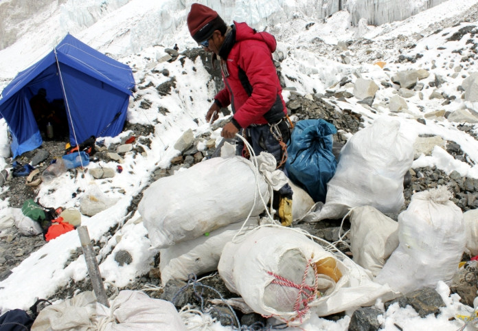 Toneladas de desechos en el Everest