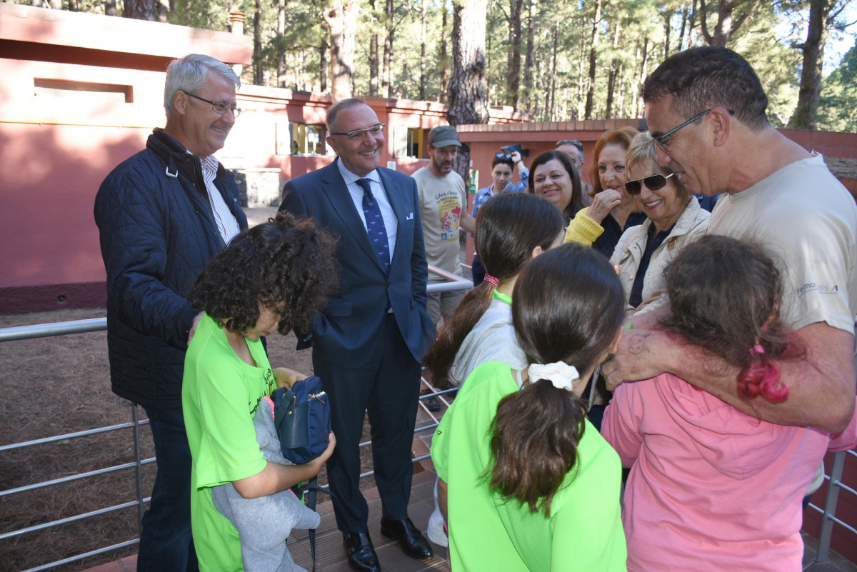 El consejero con los niu00f1os del campamento