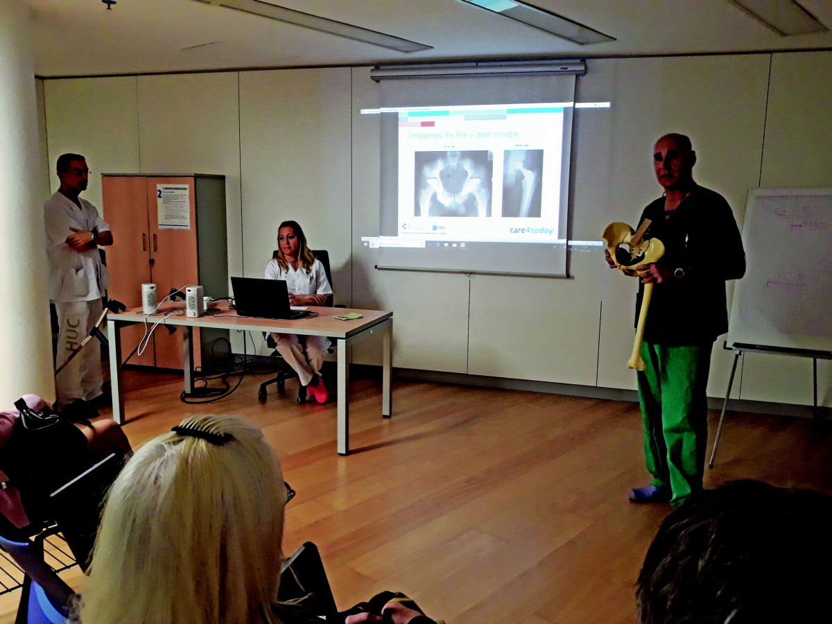 El jefe de Traumatologu00eda del HUC, Josu00e9 Luis Pais, durante la charla en la Escuela de Pacientes