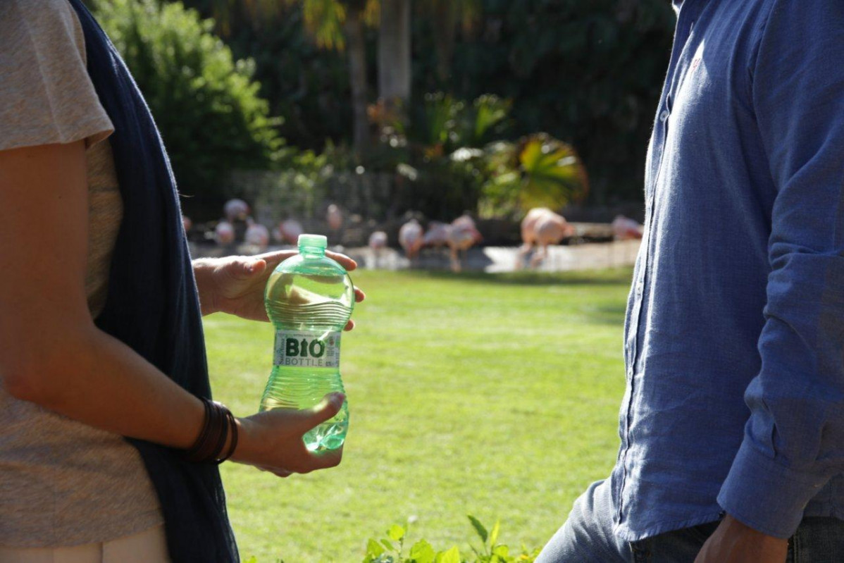 Loro Parque prevu00e9 introducir en sus instalaciones botellas biodegradables y compostables para sustituir a las de plu00e1stico