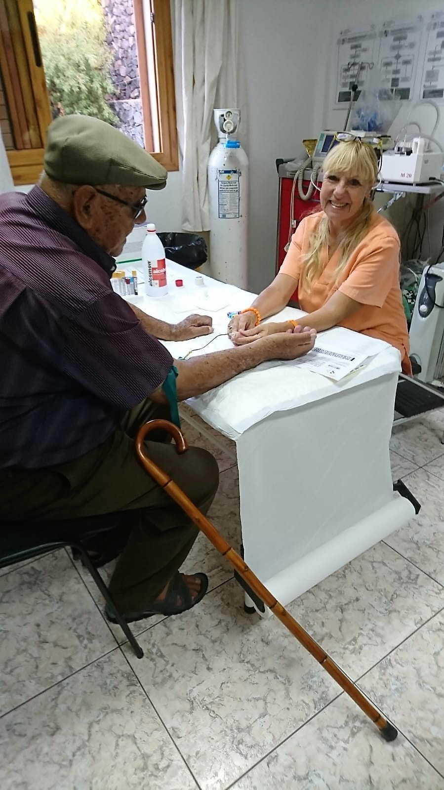 Analu00edtica a uno de los pacientes del Consultorio de Alajeru00f3
