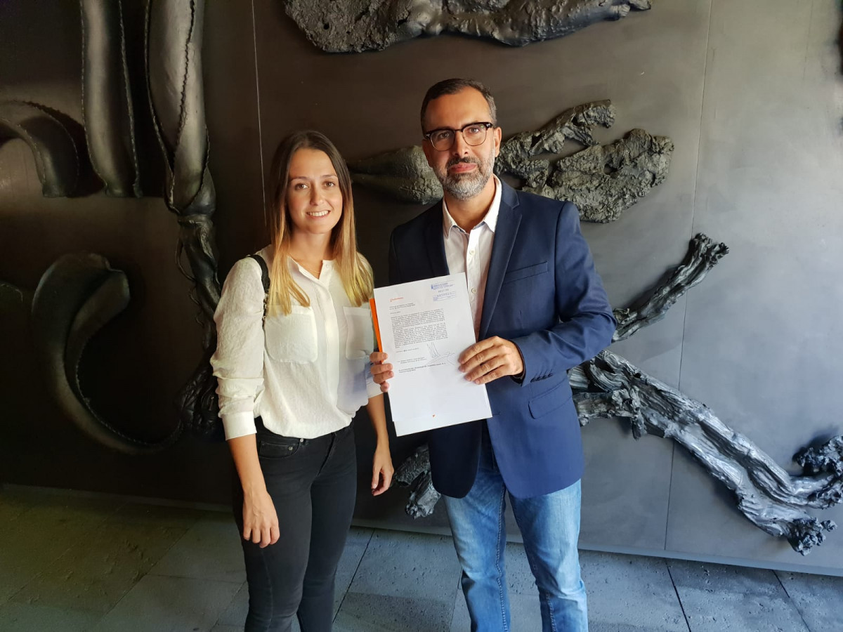 Mariano Cejas (portavoz autonómico de Cs Canarias) y Teresa Berástegui (secretaria Acción Institucional Cs Canarias) tras el registro iniciativa en presidencia