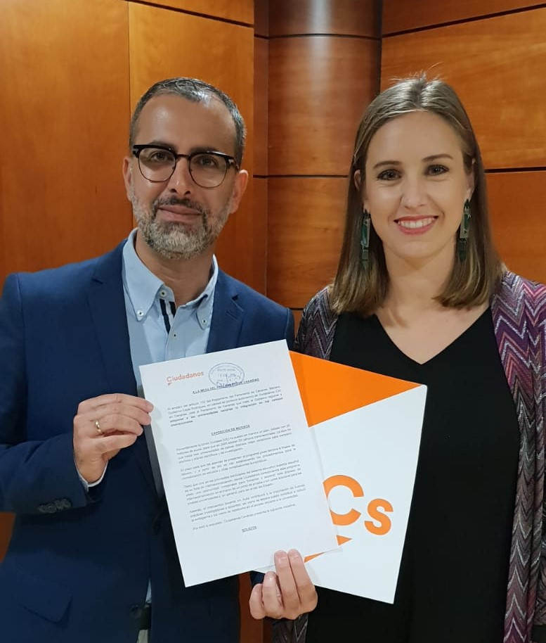 Mariano Cejas y Melisa Rodru00edguez presentando la iniciativa en el Parlamento de Canarias