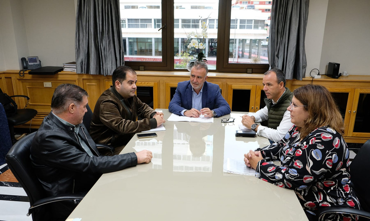 Momento de la reuniu00f3n entre miembros de la Federaciu00f3n Nacional de Salud y u00c1ngel Vu00edctor Torres