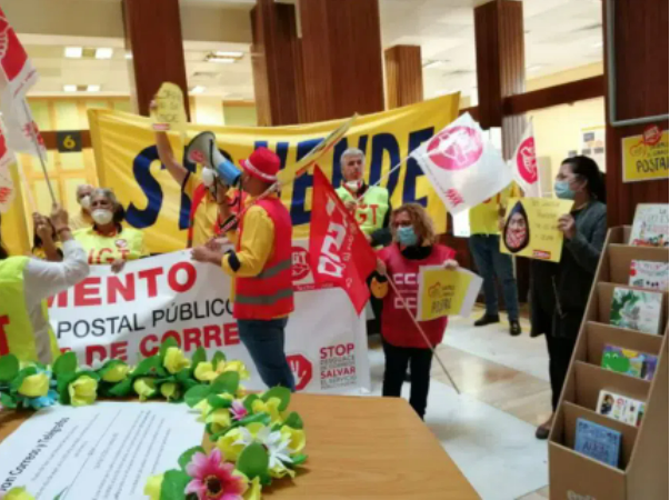 2022 04 29 16 21 26 CCOO y UGT se encierran en la sede de Correos de Tenerife por el desguace de l