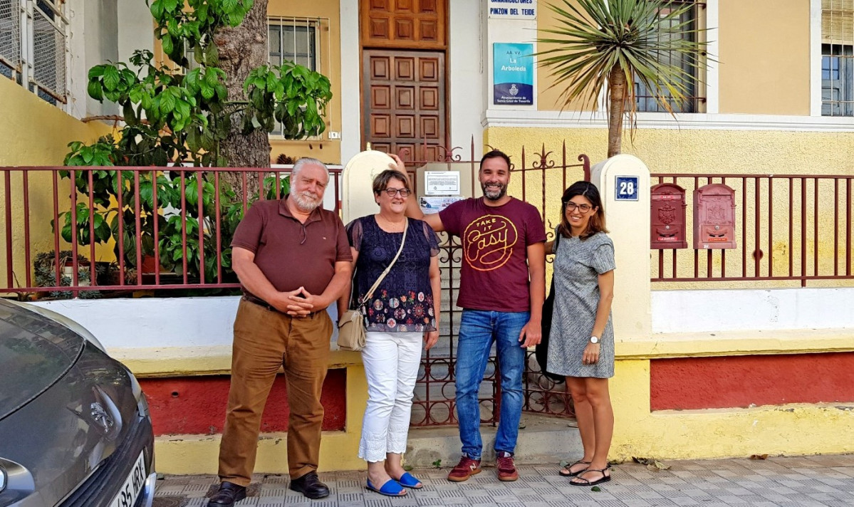 Representantes de la AAVv La Arboleda, con Dolores Espinosa y Fernando Ruiz