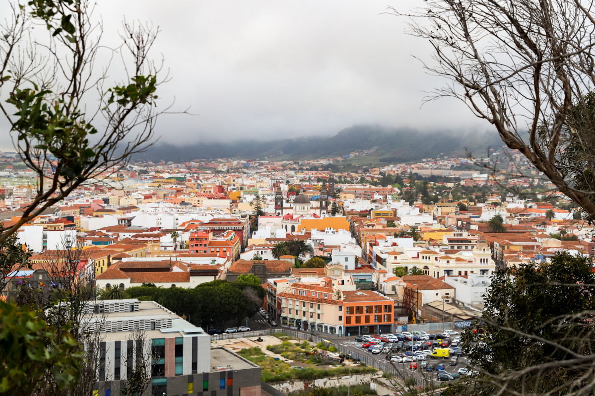 Blick auf San Cristu00f3bal de La Laguna aus der Aussichtsplattform Mirador De San Roque auf Teneriffa, Spanien (48225362971)