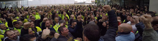 Asamblea de estibadores en el Puerto de Valencia. (Fotografía: Página de Estibadores de Las Palmas de Gran Canaria en Facebook)