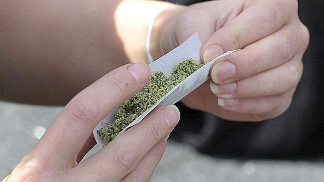 Liando un cigarrillo de marihuana