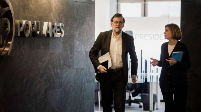 © Proporcionado por El Confidencial El presidente del Gobierno, Mariano Rajoy (i), junto a la ministra de Defensa y secretaria general del partido, María Dolores de Cospedal (d), a su llegada a un comité de dirección de la formación. (EFE) 