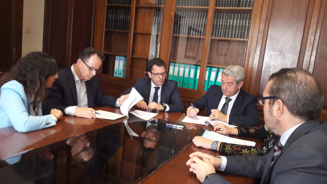 Firmaconvenioconsorciocaixa