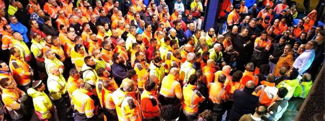 Asamblea de estibadores en el Puerto de La Luz, para decidir cómo responder al Decreto de reforma del sector. (Fotografía: Sergio P.S. / Facebook)