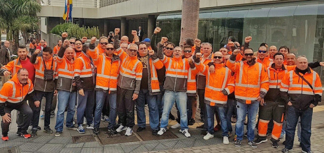 Estibadores delante del Cabildo de Gran Canaria, que aprobó una resolución de apoyo a los trabajadores del sector. (Fotografía: Página de Estibadores de Las Palmas de Gran Canaria en Facebook)