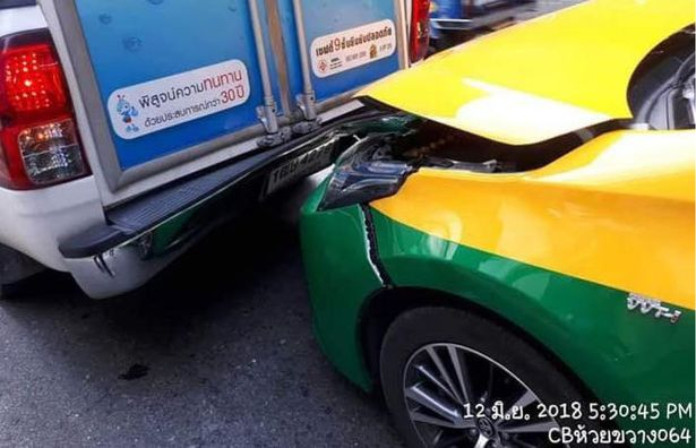 La joven aprovechu00f3 el trayecto para maquillarse