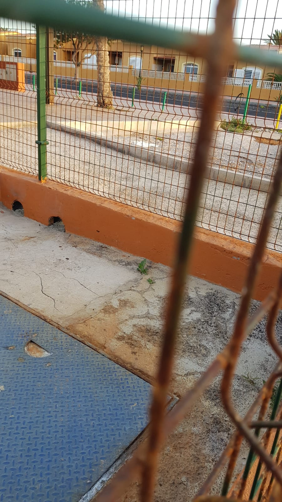 Valla metu00e1lica protege estaciu00f3n bombeo