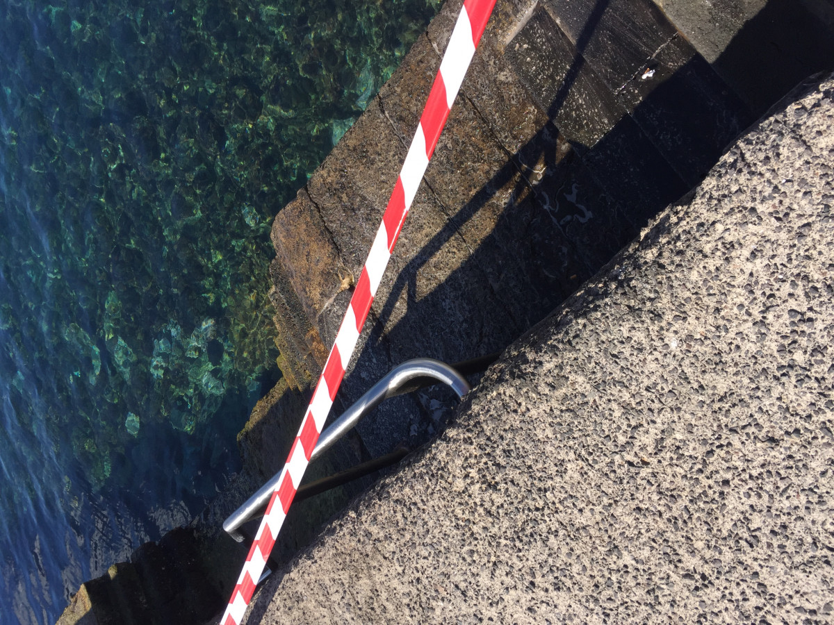 Escalinatas del muelle de Arrieta con sosa caústica (Imagen tomada por Cs) (1)