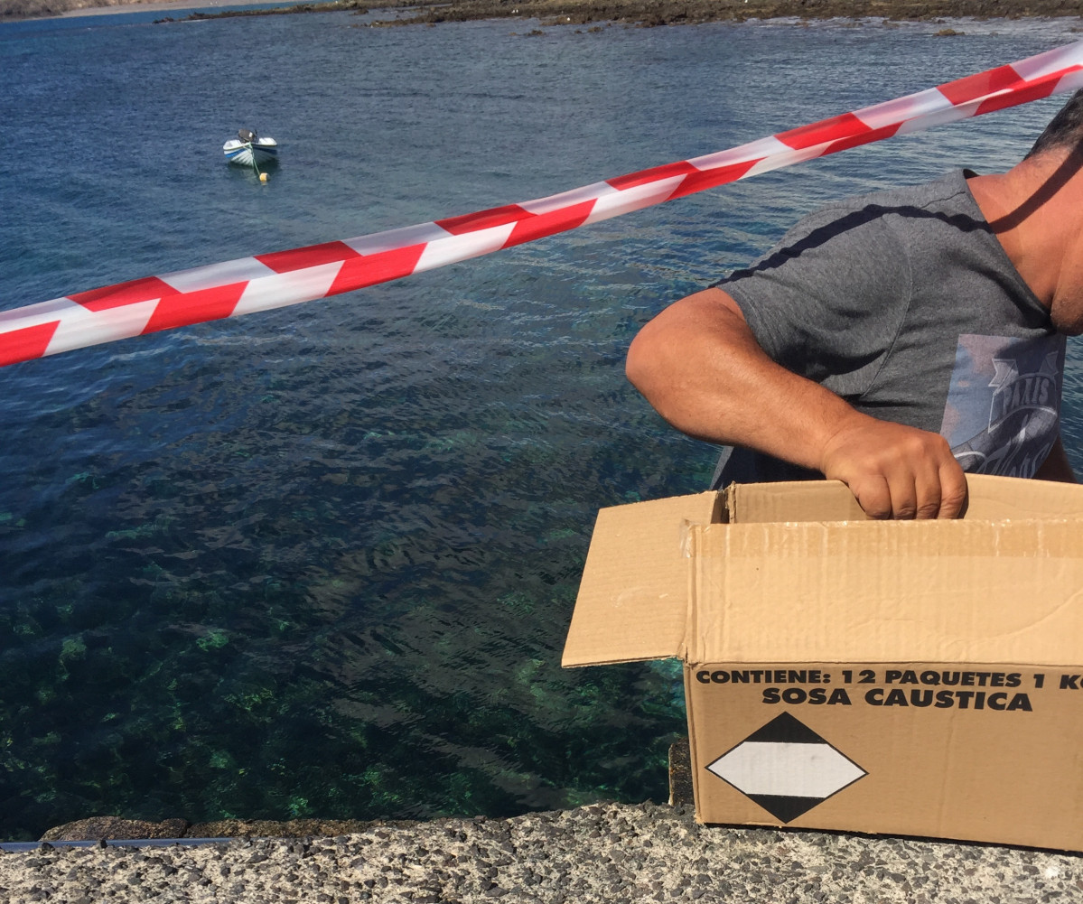 Limpieza muelle de Arrieta con sosa caústica (Imagen tomada por Cs) (1)