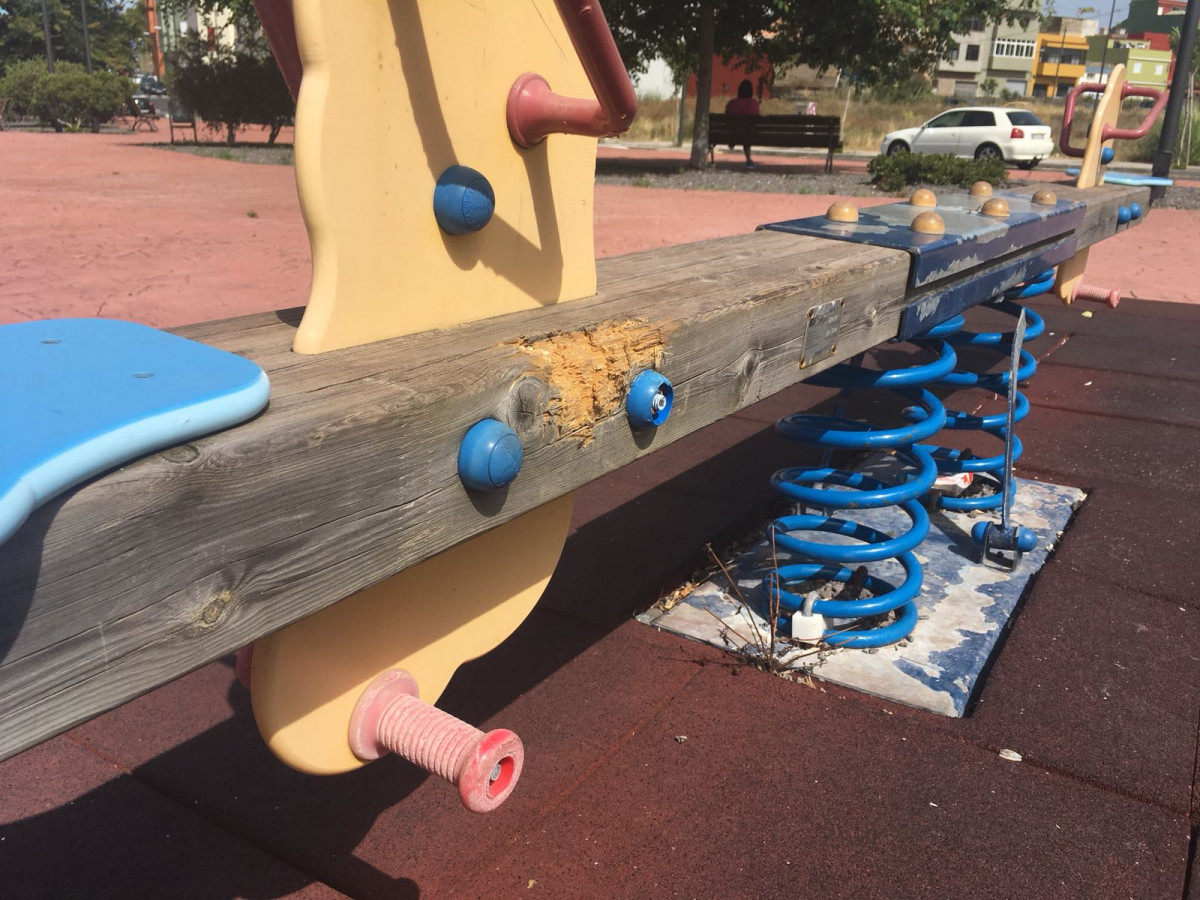 Columpio roto en el parque infantil del Camino de La Villa (Imagen tomada por Cs)