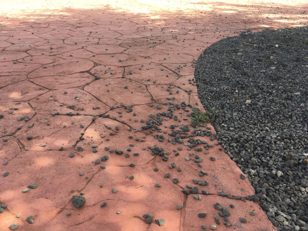 Pavimento en mal estado del parque infantil del Camino de La Villa (Imagen tomada por Cs9