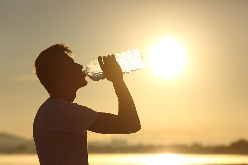 Imagen de archivo, persona tomando agua