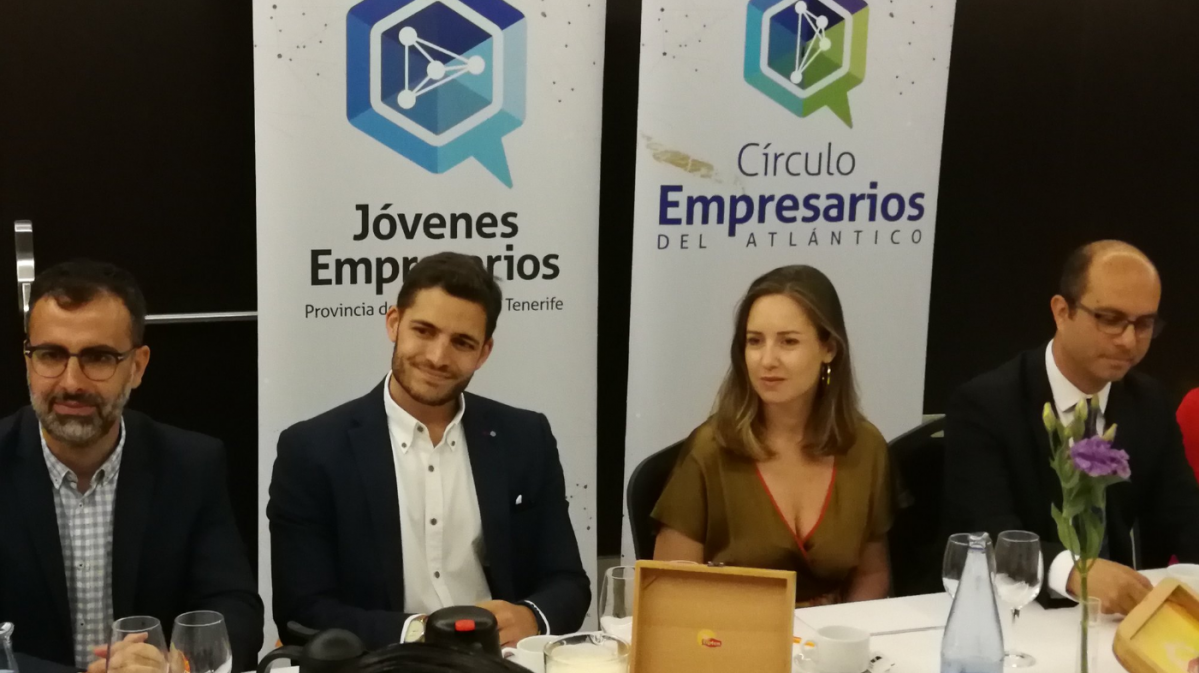 Melisa Rodru00edguez y Mariano Cejas en el desayuno informativo de Ju00f3venes Empresarios de Tenerife