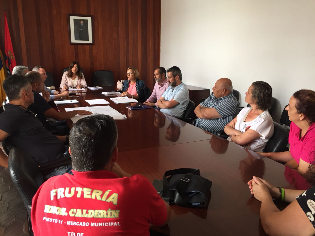 Reuniu00f3n con los puesteros del Mercado Municipal (2)