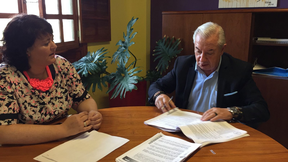 CELESTE Lu00d3PEZ Y MIGUEL u00c1NGEL CASTANEDO FIRMA CONTRATO