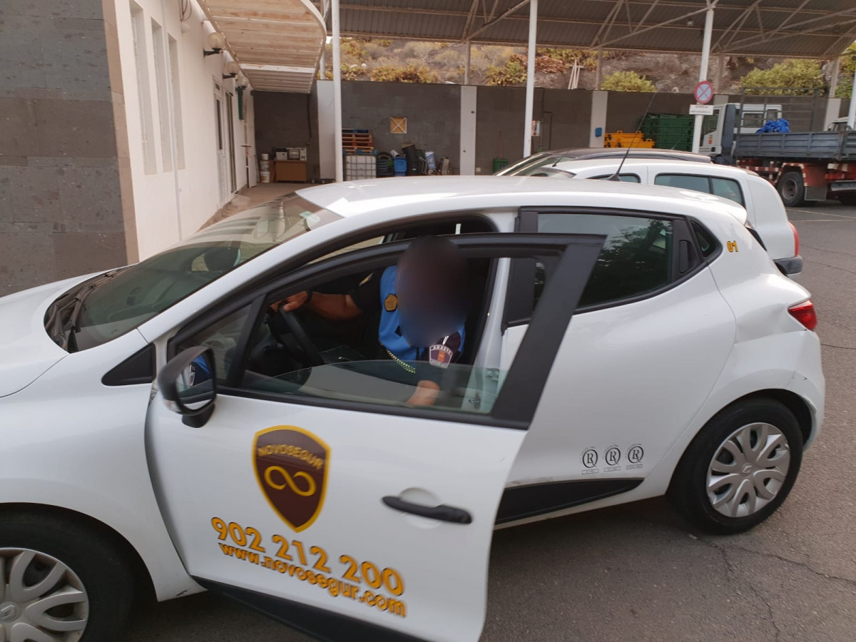 Policu00eda haciendo uso coche seguridad privada
