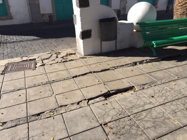 Pavimento de la Plaza de Las Palmas en mal estado (Imagen tomada por Cs)