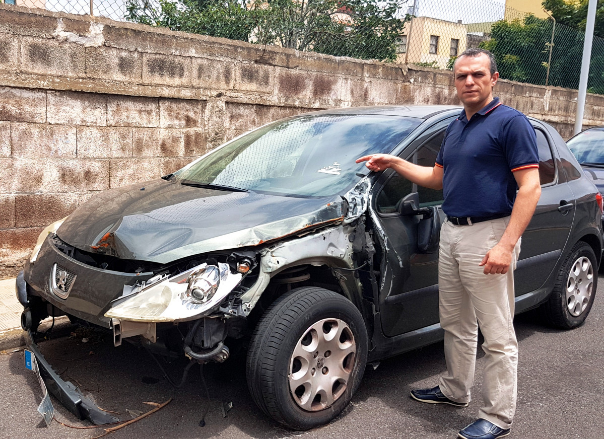 Jonatán Díaz con un coche abandonado en Coromoto