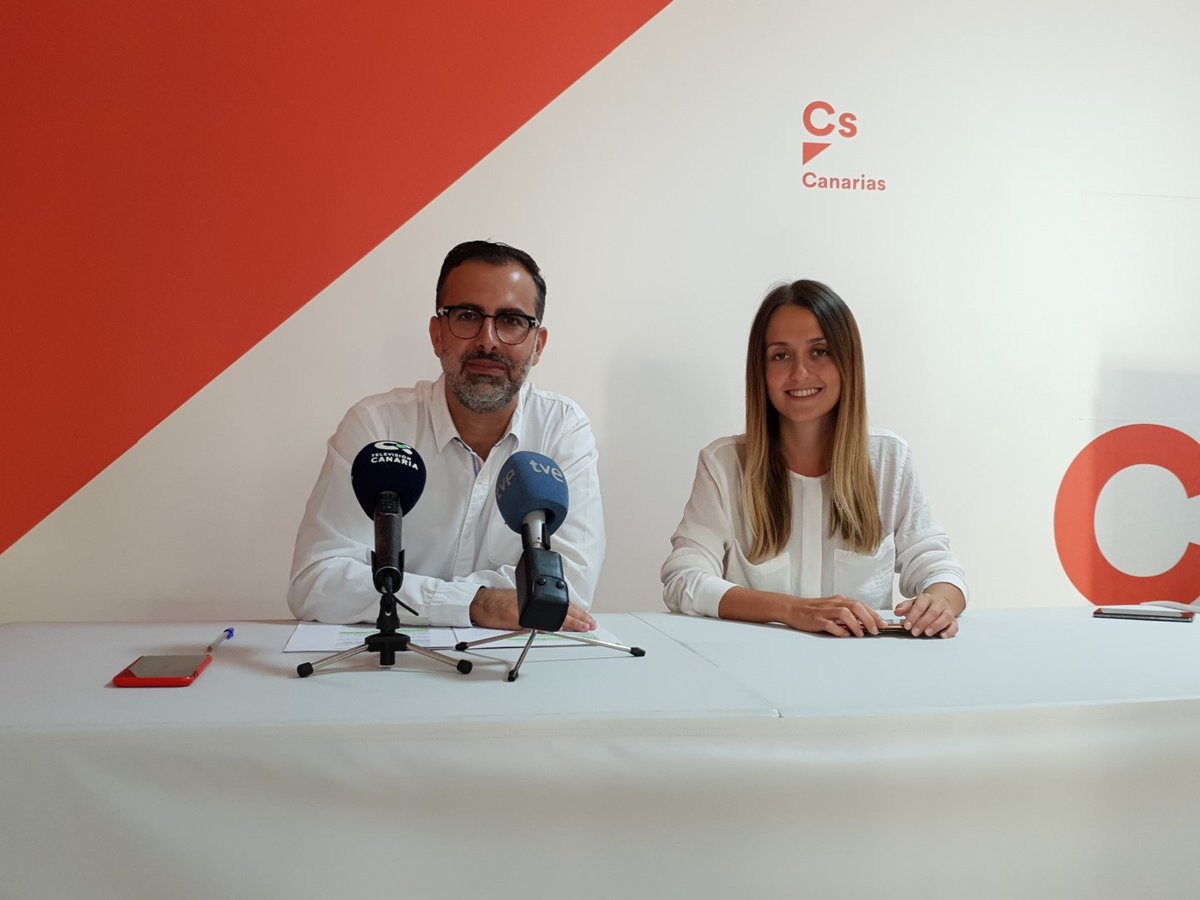 El portavoz autonu00f3mico Cs Canarias, Mariano Cejas, y la secretaria de Acciu00f3n Institucional, Teresa Beru00e1stegui, durante la rueda de prensa del balance del curso polu00edtico