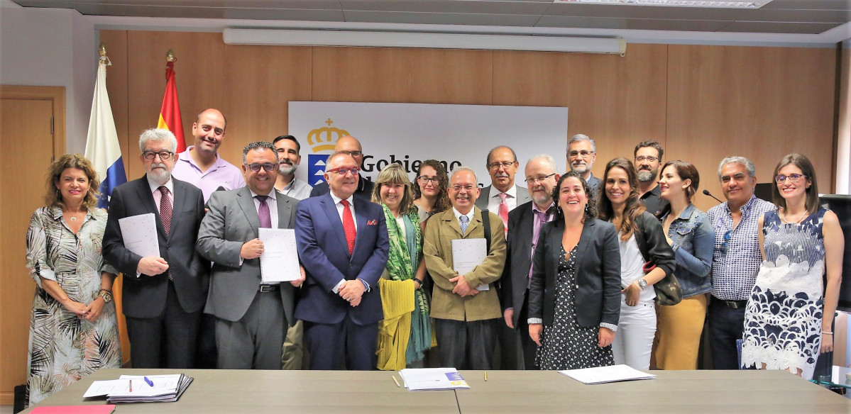 Foto de familia durante la rueda de prensa