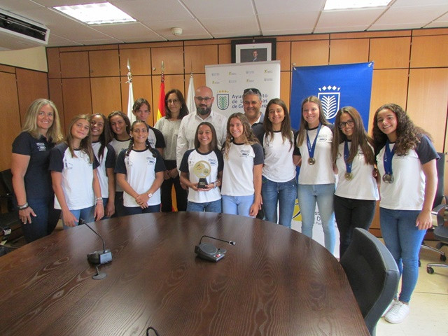 180801 Aridany Romero mantiene un encuentro con el equipo de sincronizada del Club Natacion Las Palmas que participo en el campeonato de Espana 2