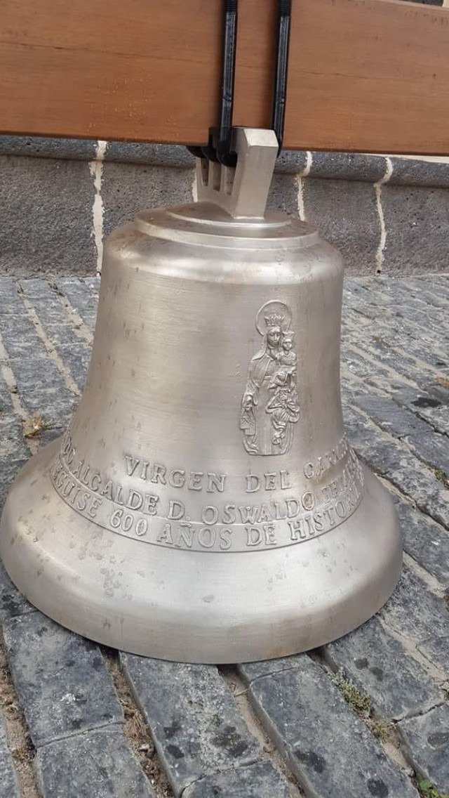 Campana con el nombre del alcalde de Teguise