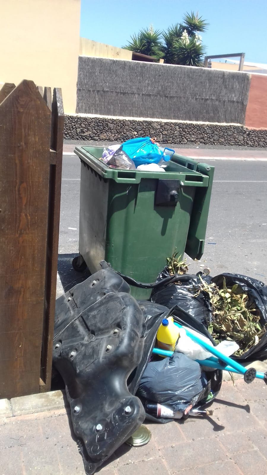 Basura acumulada en Corralejo (Imagen tomada por Cs)