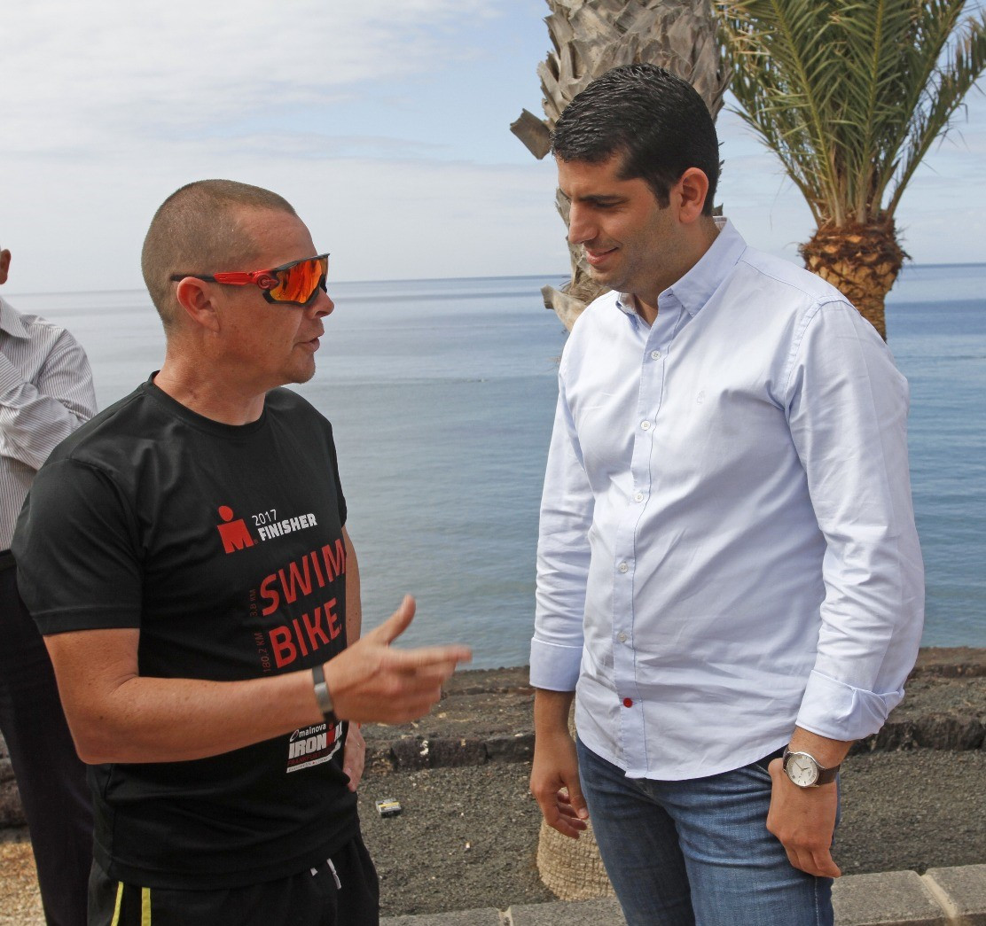 Benjamin Perdomo (Cs) junto a un participante britu00e1nico del Ironman 2018