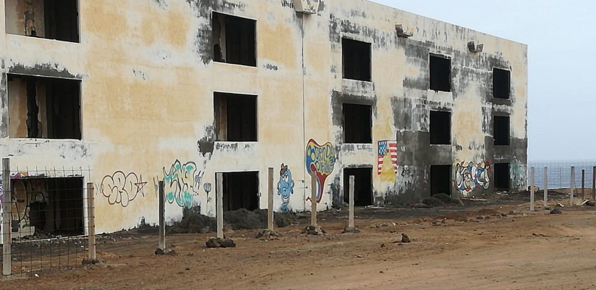 Hotel en ruinas en Playa Blanca 2 (Imagen tomada por Cs)