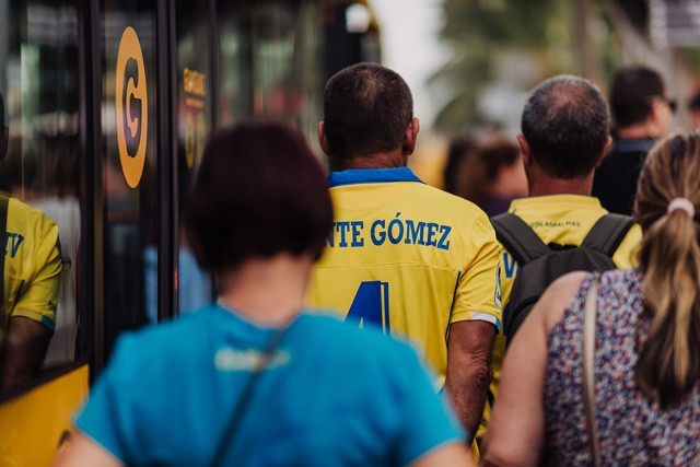Guaguas municipales con la aficion de futbol