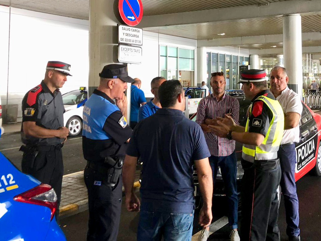 COORDINACIu00d3N DE LAS POLICu00cdAS LOCAL Y CANARIA EN EL AEROPUERTO JUAN MARTEL REUNIu00d3N  (2)