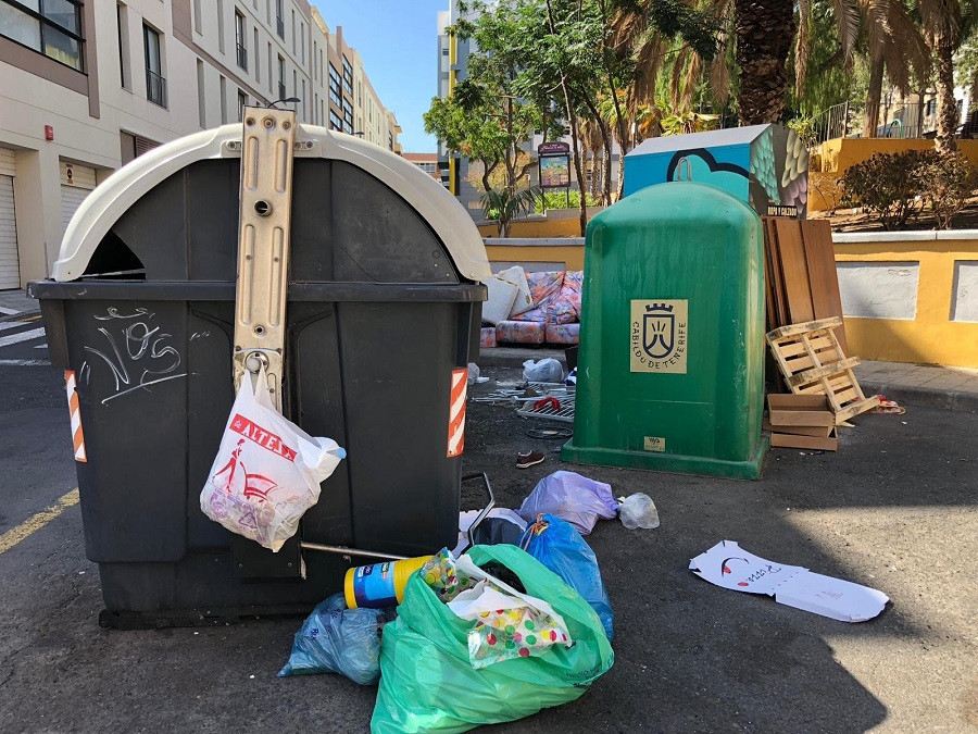 Contenedores con restos de basuras (Imagen tomada por Cs)