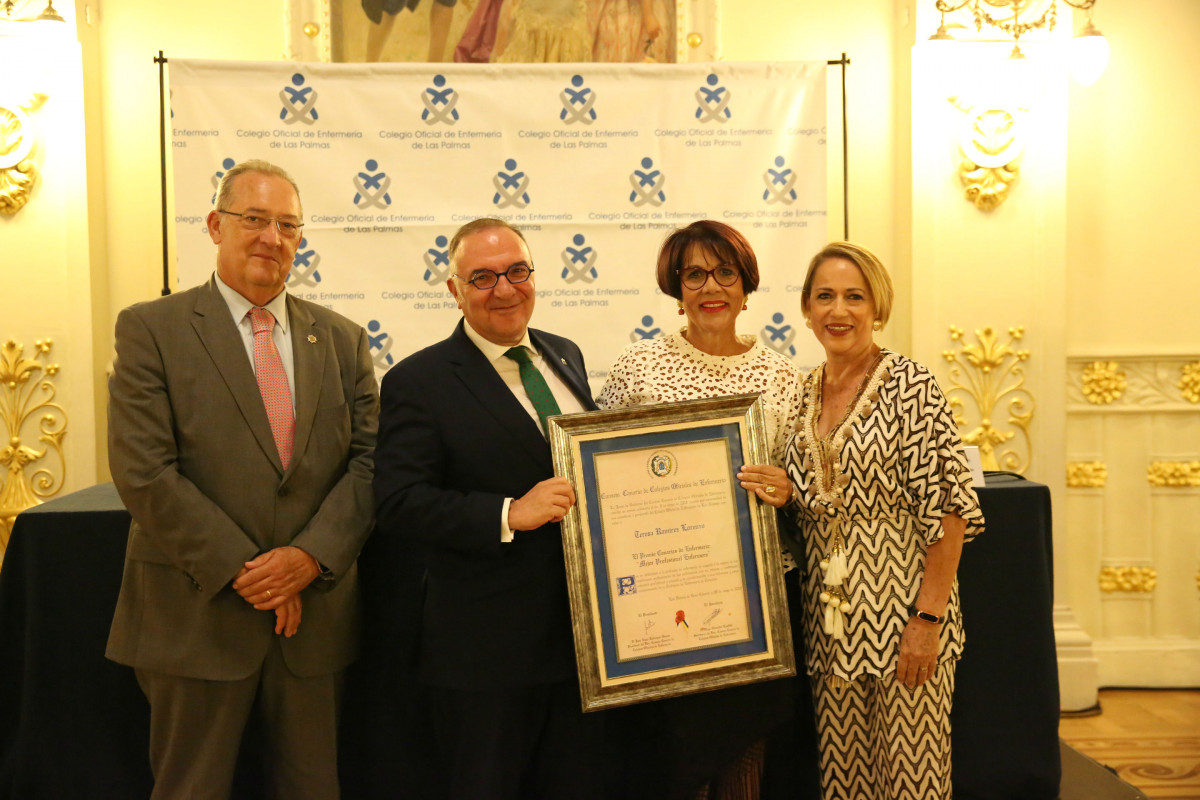 Baltar entrega el premio a Teresa Ramu00edrez en la categoru00eda de Mejor profesional enfermera