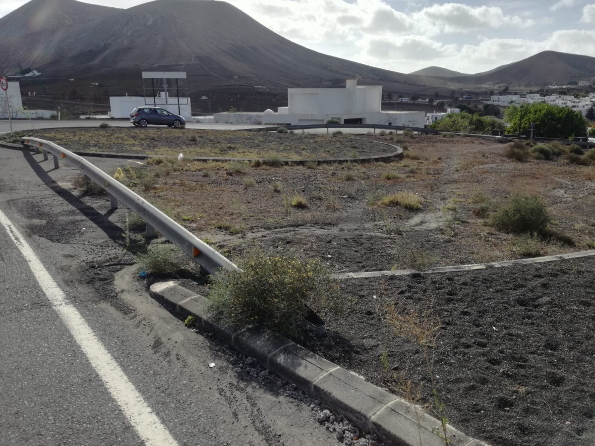 Rotonda inacabada en el creuce hacia La Geria desde Uga(Imagen tomada por Cs)