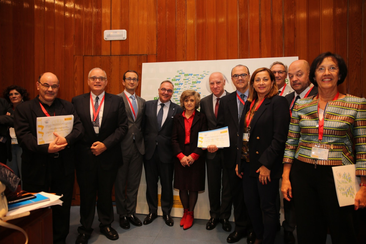 La ministra de Sanidad con el consejero y todos los premiados canarios