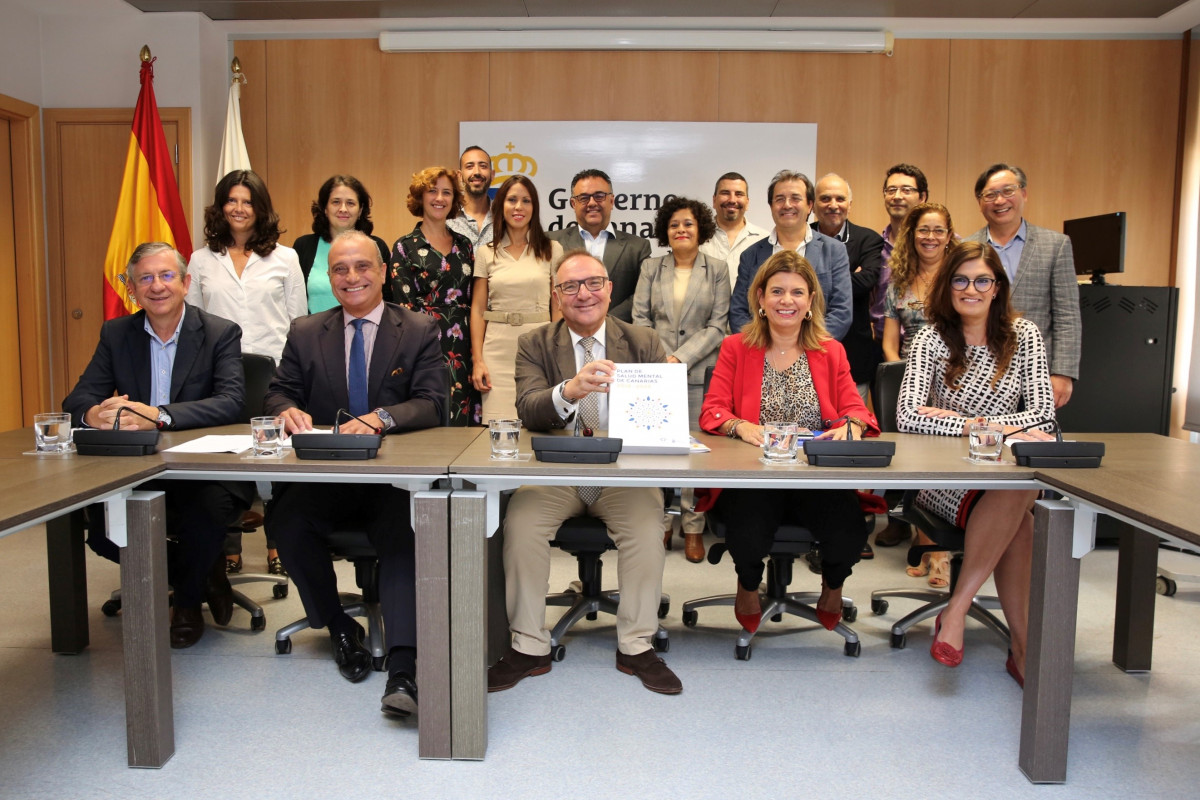Foto de familia durante la presentaciu00f3n del Plan de Salud Mental