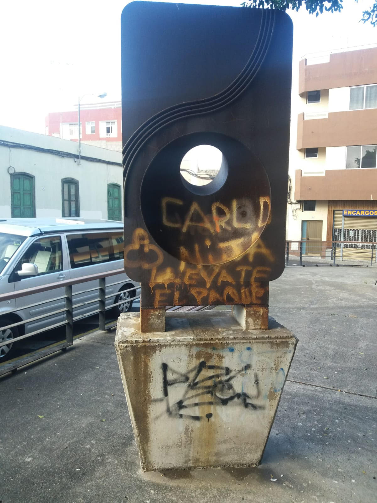 Escultura con grafitis (Imagen tomada por Cs)
