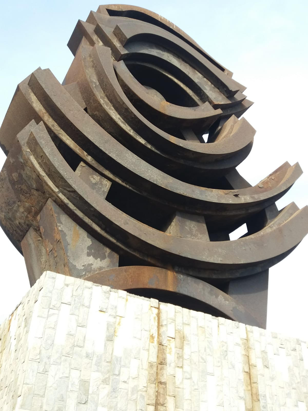 Escultura oxidada y en mal estado (Imagen tomada por Cs)