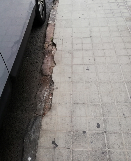 Bordillo fragmentado calle Josu00e9 Luis Guerra de Armas (Imagen tomada por Cs)